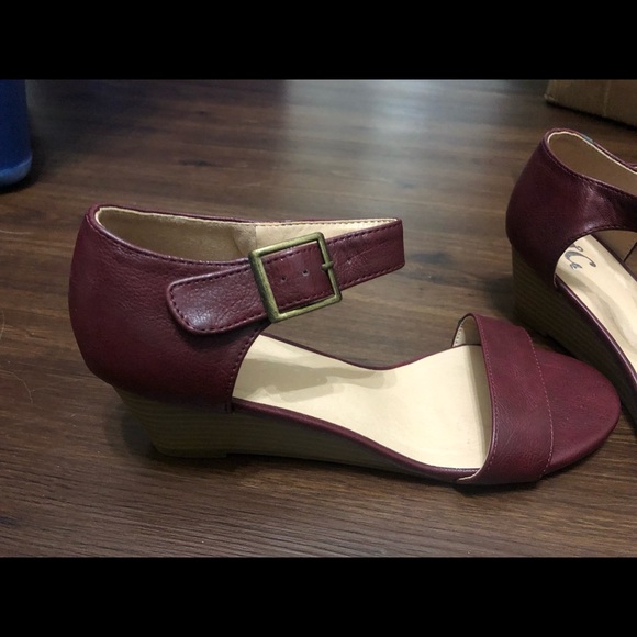 Maroon wedges with gold buckle - Picture 3 of 4